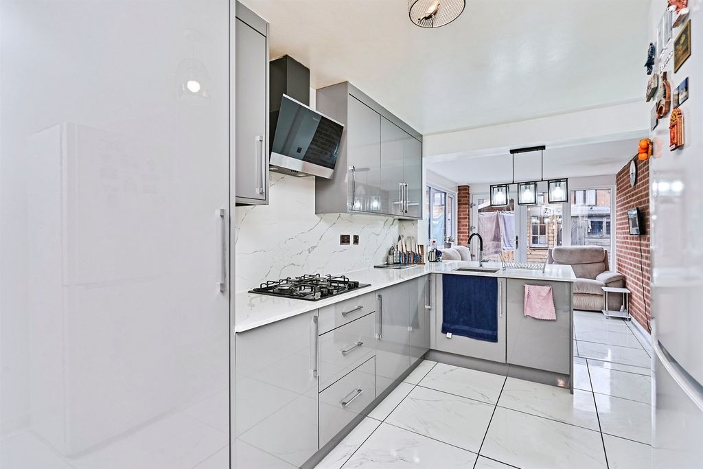 Property photo 3 of 20