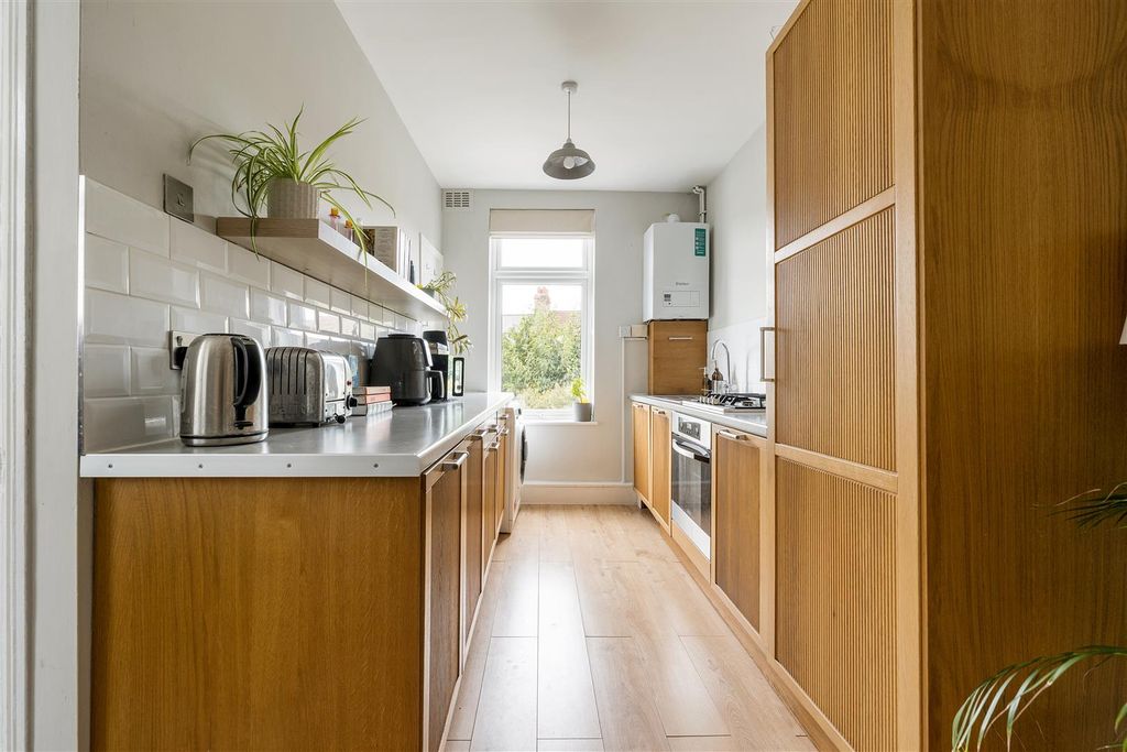 Property photo 3 of 33 Morley Road, E10