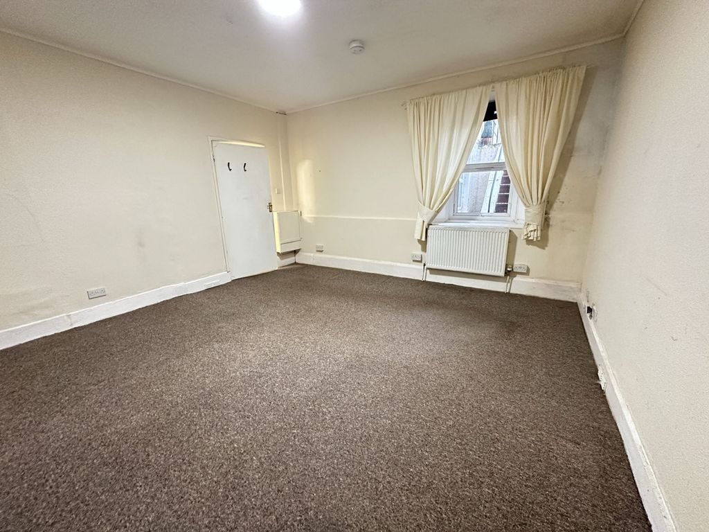 Property photo 3 of 12 Photo 5