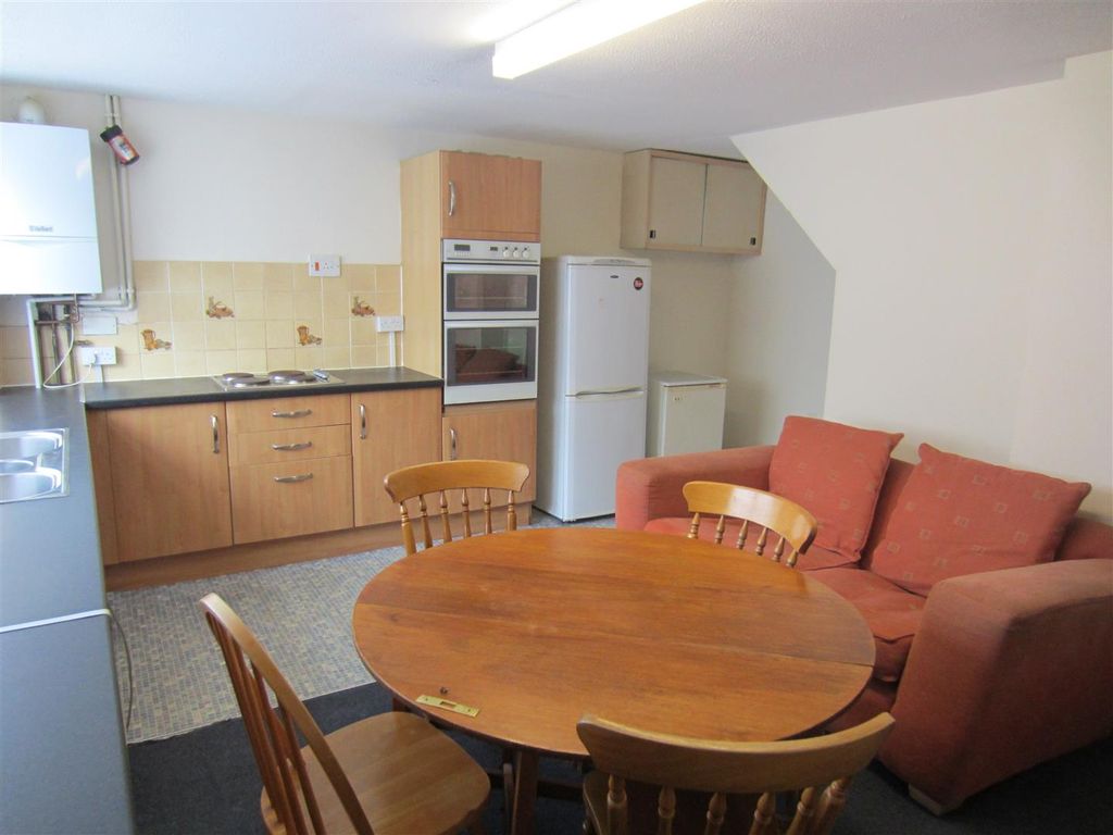 Property photo 2 of 9 Kitchen