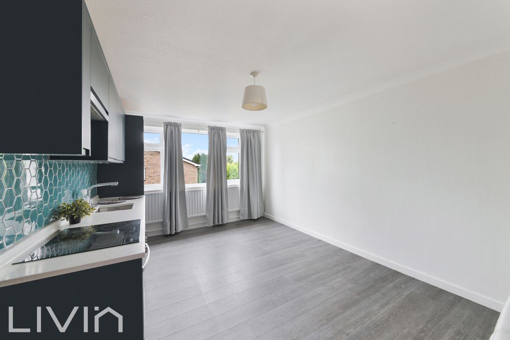 Property photo 2 of 13 Pampisford Road,211A (3)
