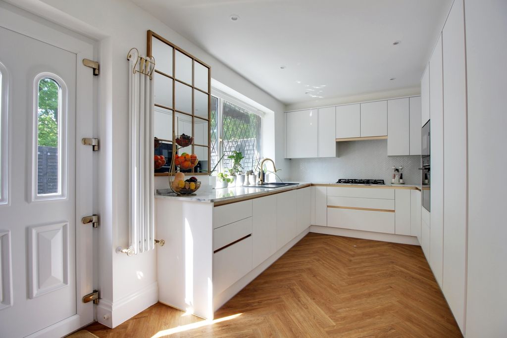 Property photo 2 of 21 Kitchen