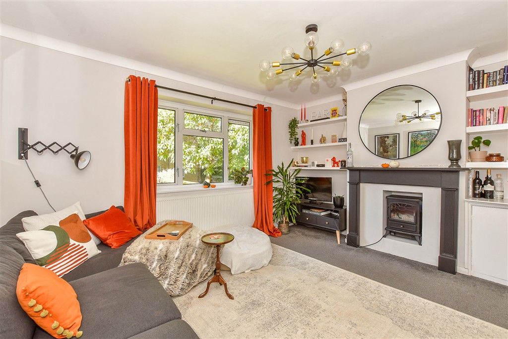 Property photo 3 of 12 Lounge