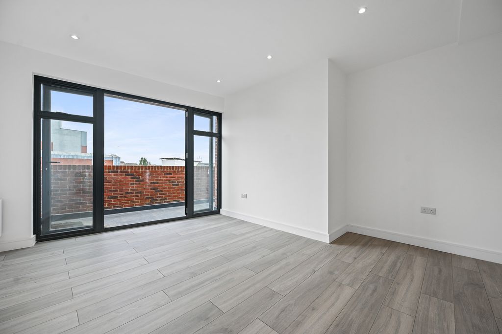 Property photo 3 of 8 Cs - Flat 6, 320 Station Road - 12 (1)
