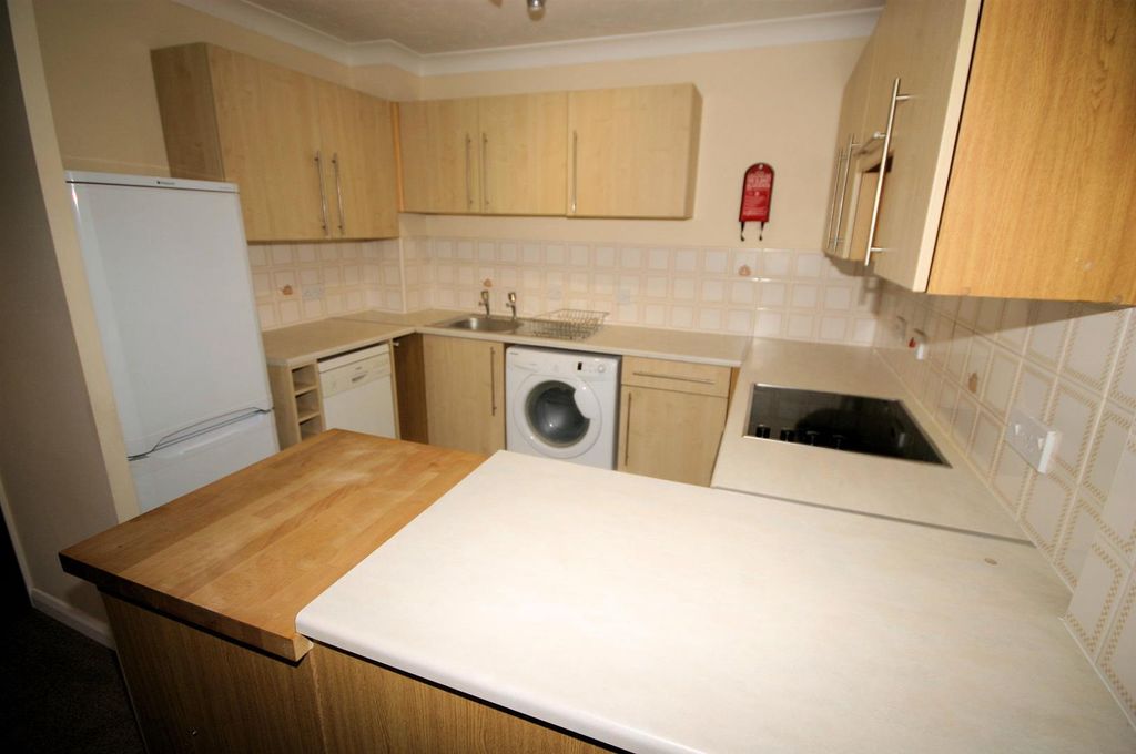 Property photo 2 of 13 Fitted Kitchen