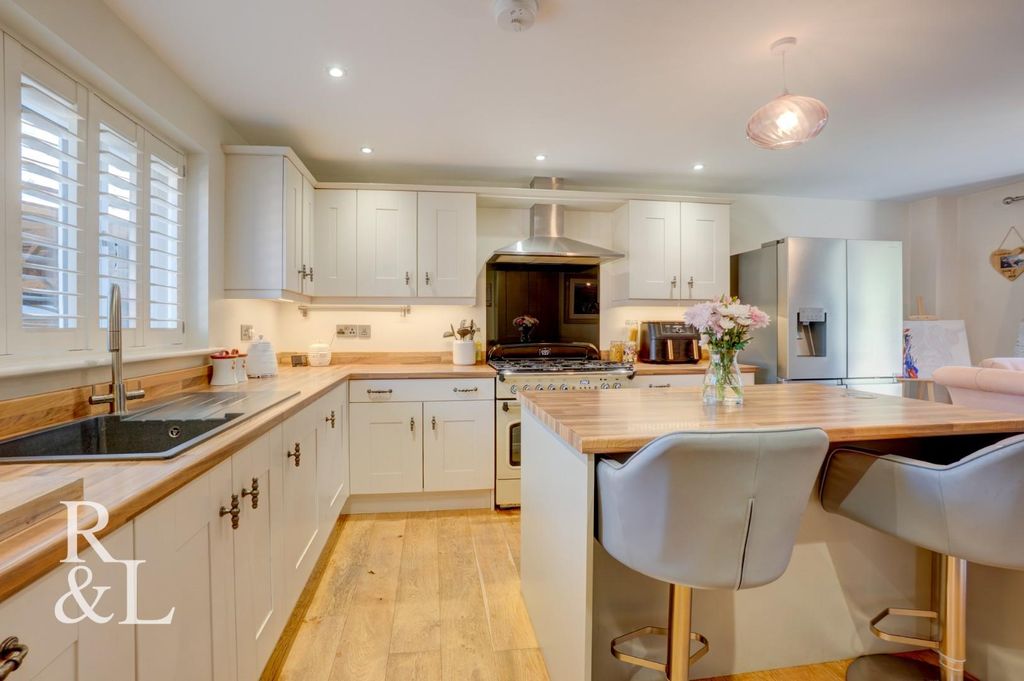 Property photo 3 of 36 Royston&Lund (15).Jpg