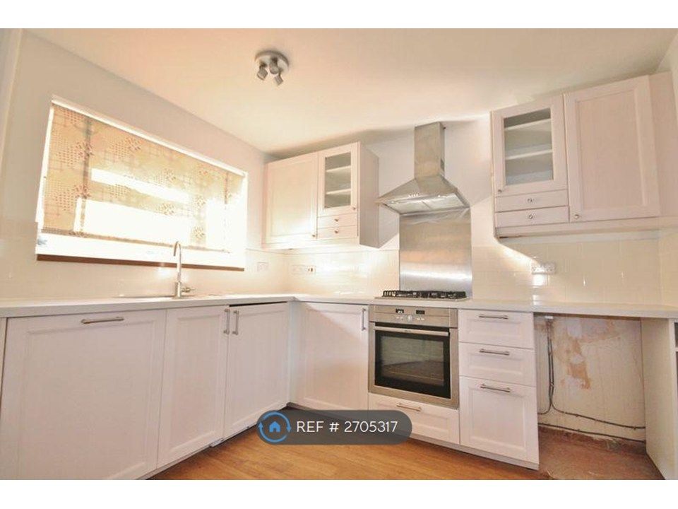 Property photo 3 of 15 Spacious Kitchen Diner