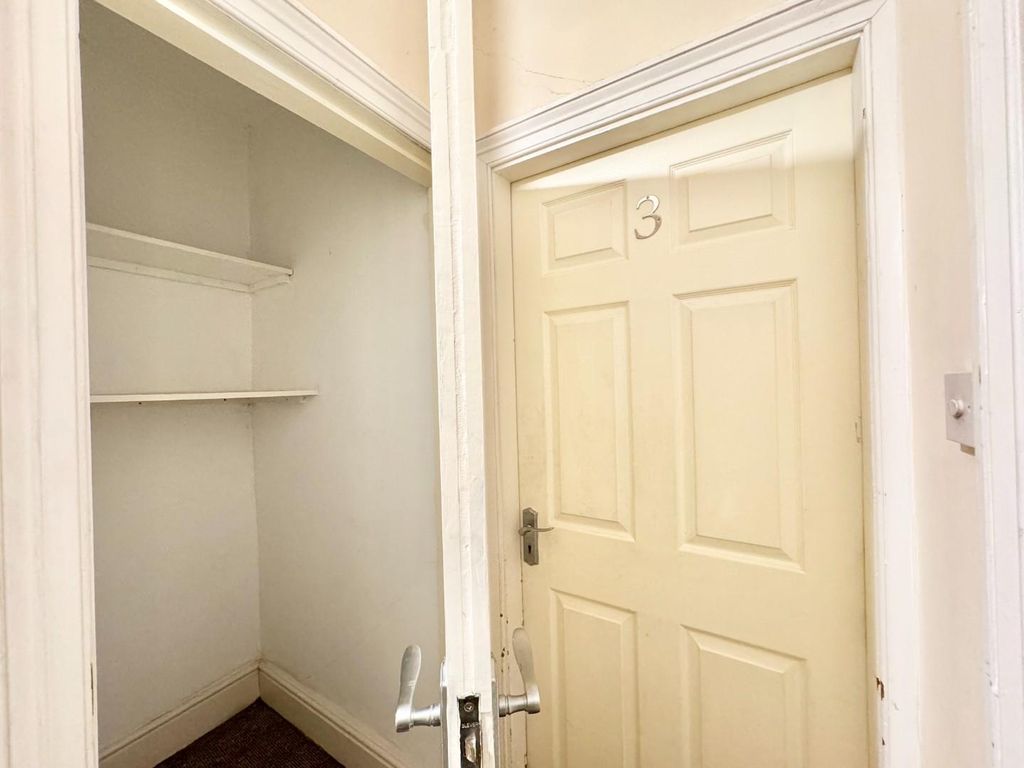 Property photo 3 of 17 Entrance Hall.Jpg