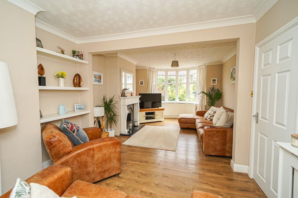 Property photo 2 of 27