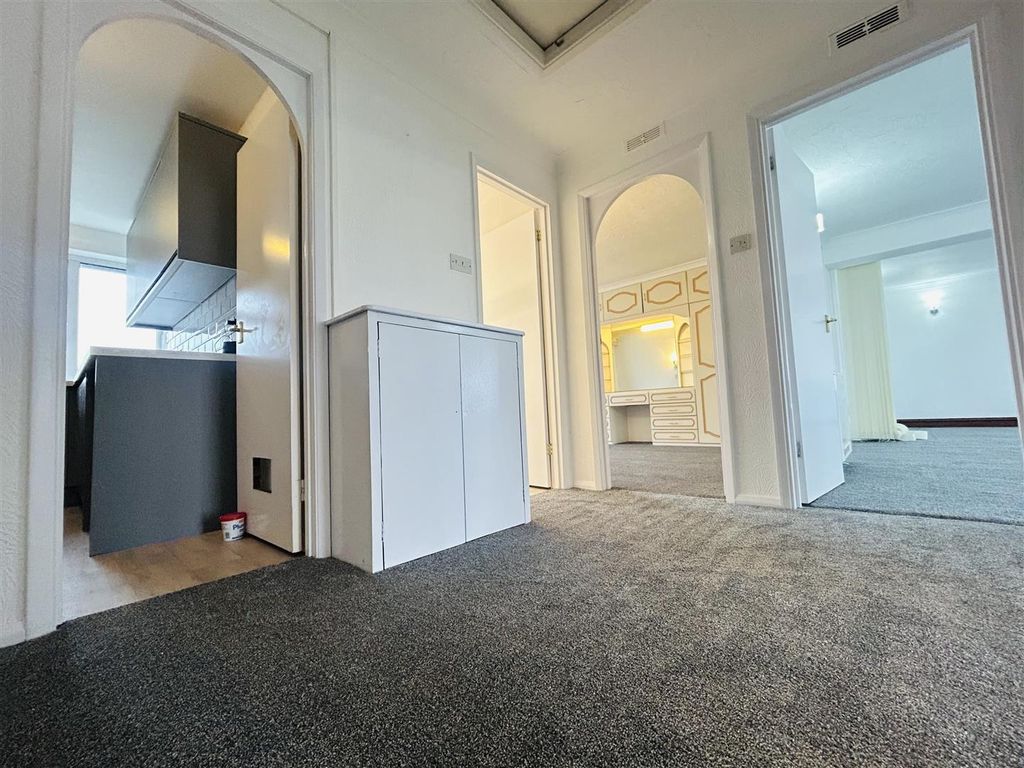 Property photo 2 of 19 Hallway