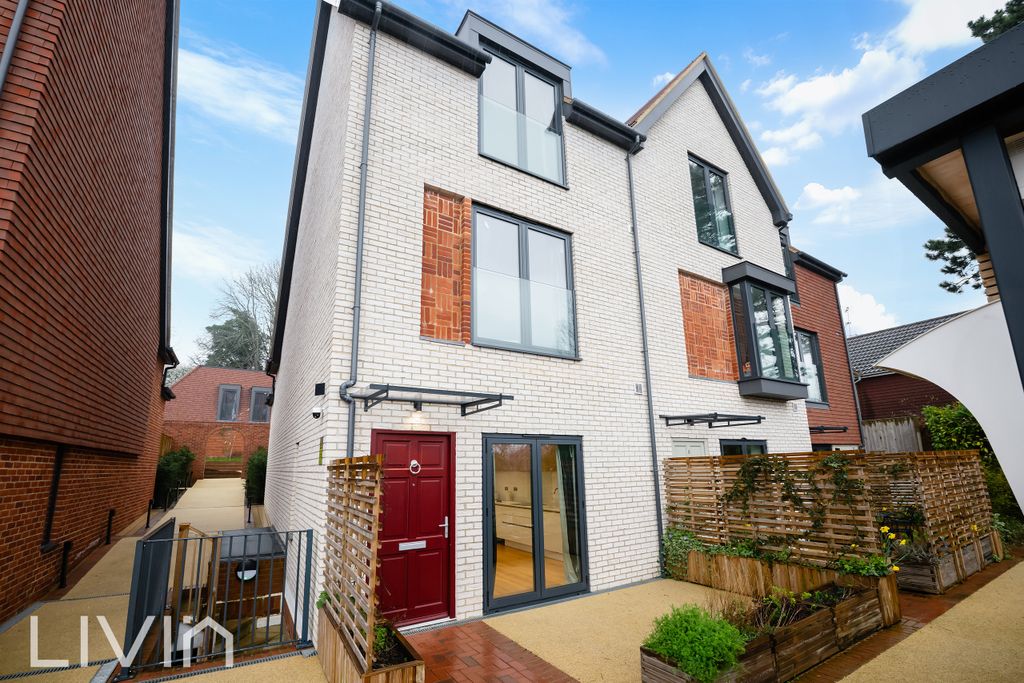 Property photo 1 of 17 Maplehurst Square, 7- (16)