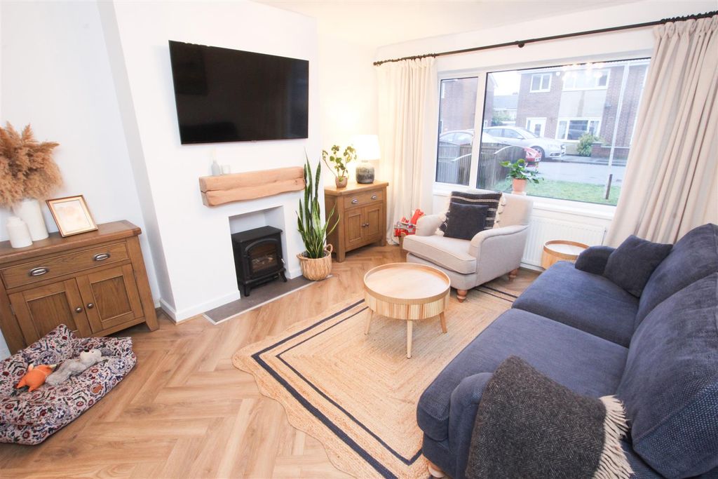 Property photo 1 of 17 Lounge