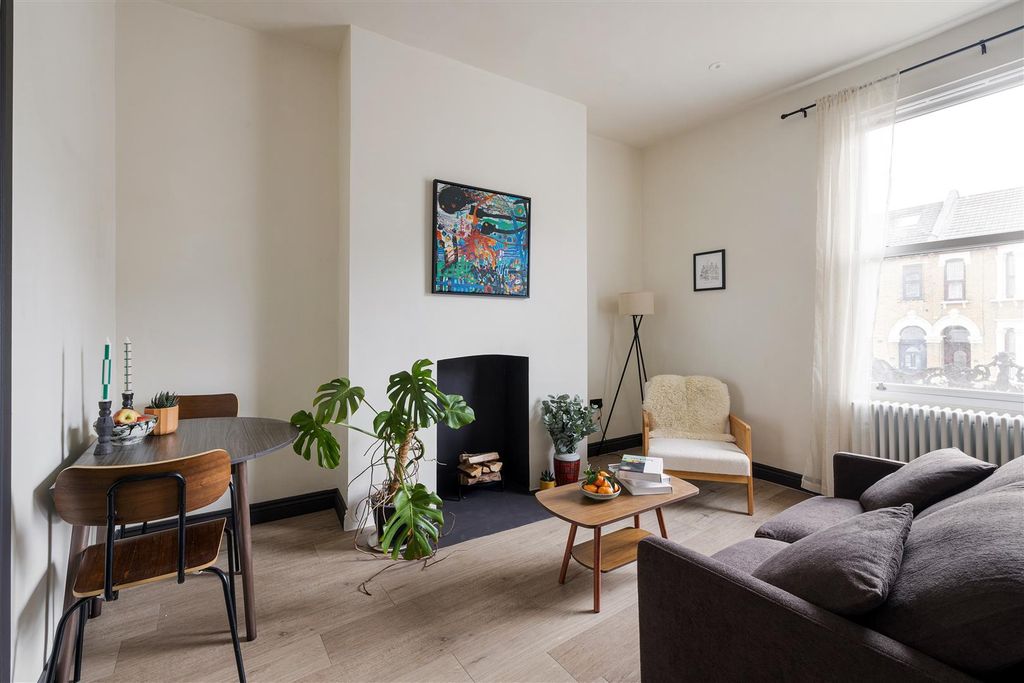 Property photo 2 of 24 Palmerston Road, E7