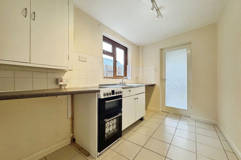 Property photo 3 of 8 Kitchen 3