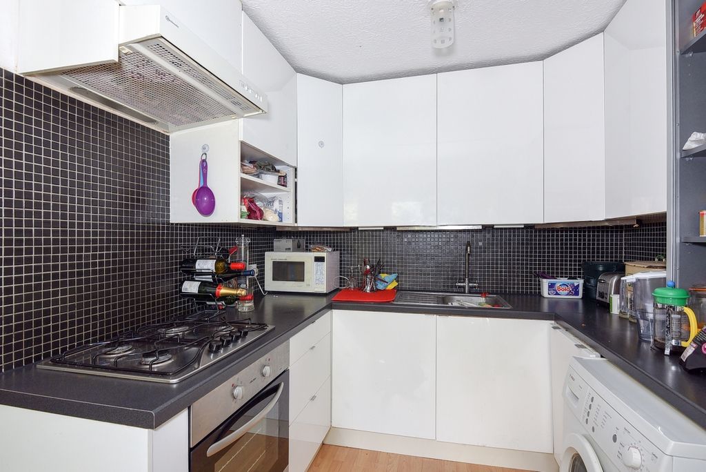 Property photo 2 of 10 123006 (8)c