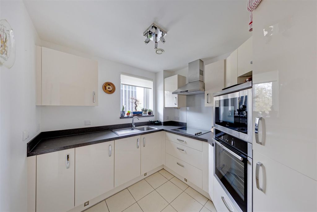 Property photo 2 of 16 15-4ee0Pfmcs - 29 The Clockhouse-46.Jpg