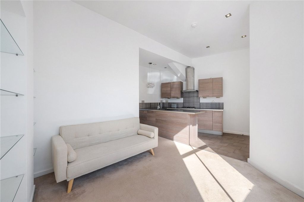 Property photo 3 of 16 Reception