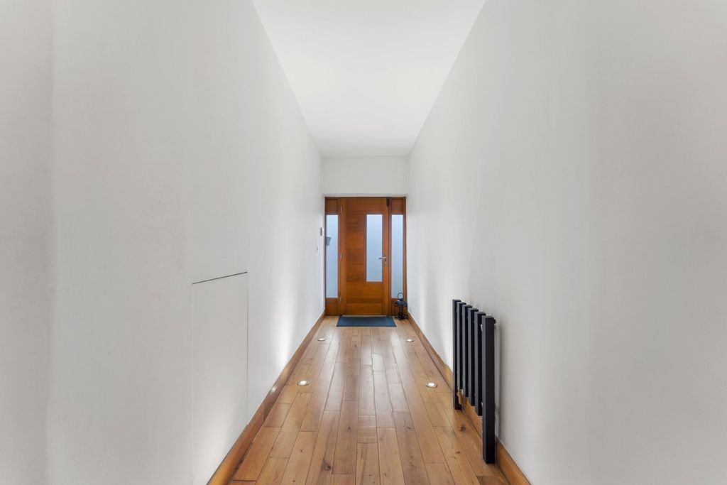 Property photo 2 of 27