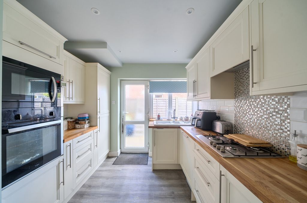 Property photo 3 of 14 1434626-24-69c546...