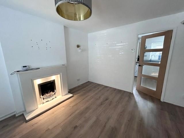 Property photo 3 of 14 40 Abbotsbury Way Living Room 1 2026.Jpg