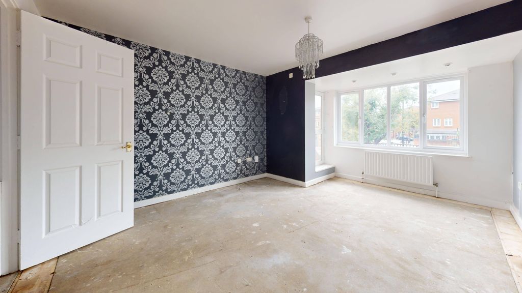 Property photo 2 of 13 14 Silver Birch Avenue, Chingford, London, E4 8Yt