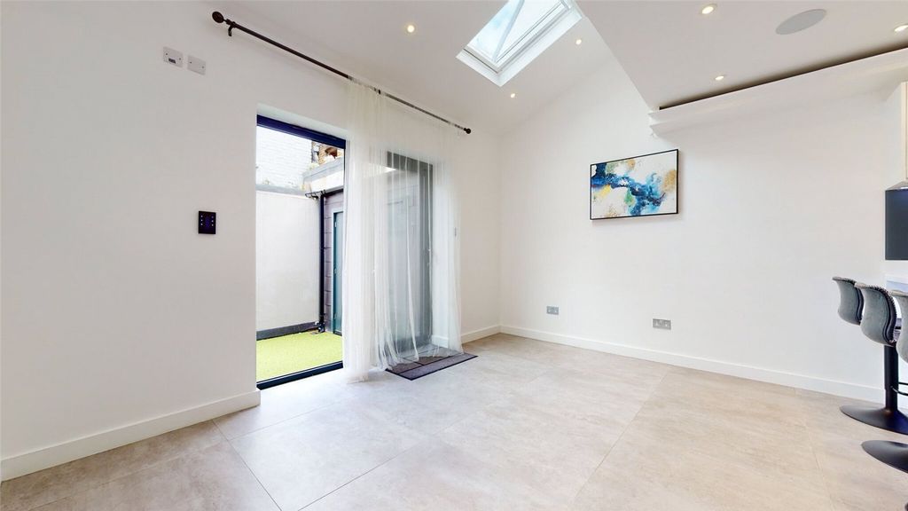 Property photo 2 of 33 Picture No. 19