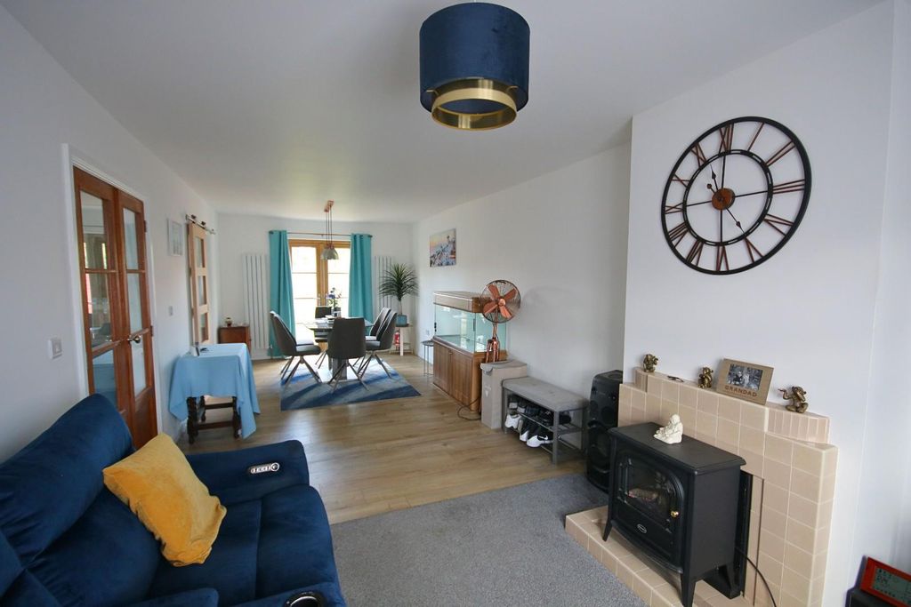 Property photo 2 of 15 liv2 (13).Jpg