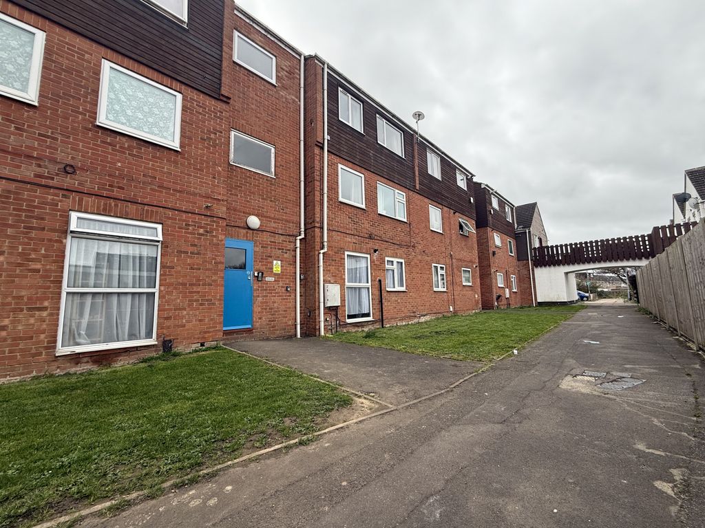 Property photo 1 of 7 2 Bed Flat For Sale Rochfords Gardens, Slough Sl2