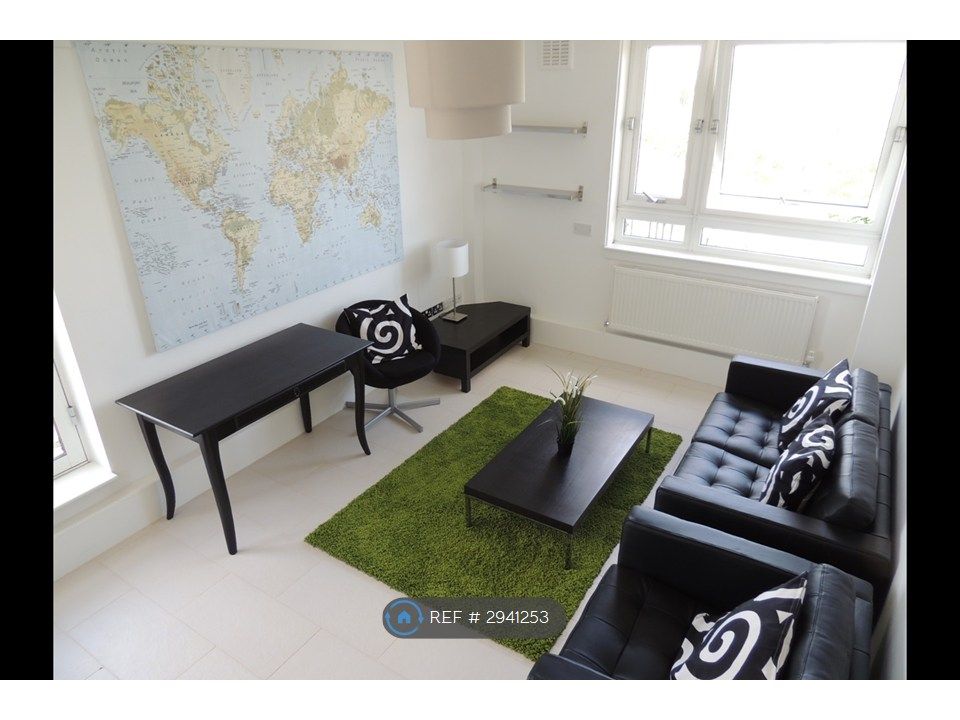 Property photo 1 of 8 Livingroom
