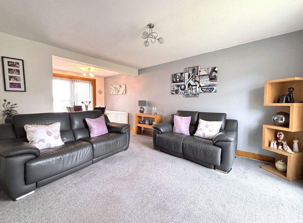Property photo 2 of 28