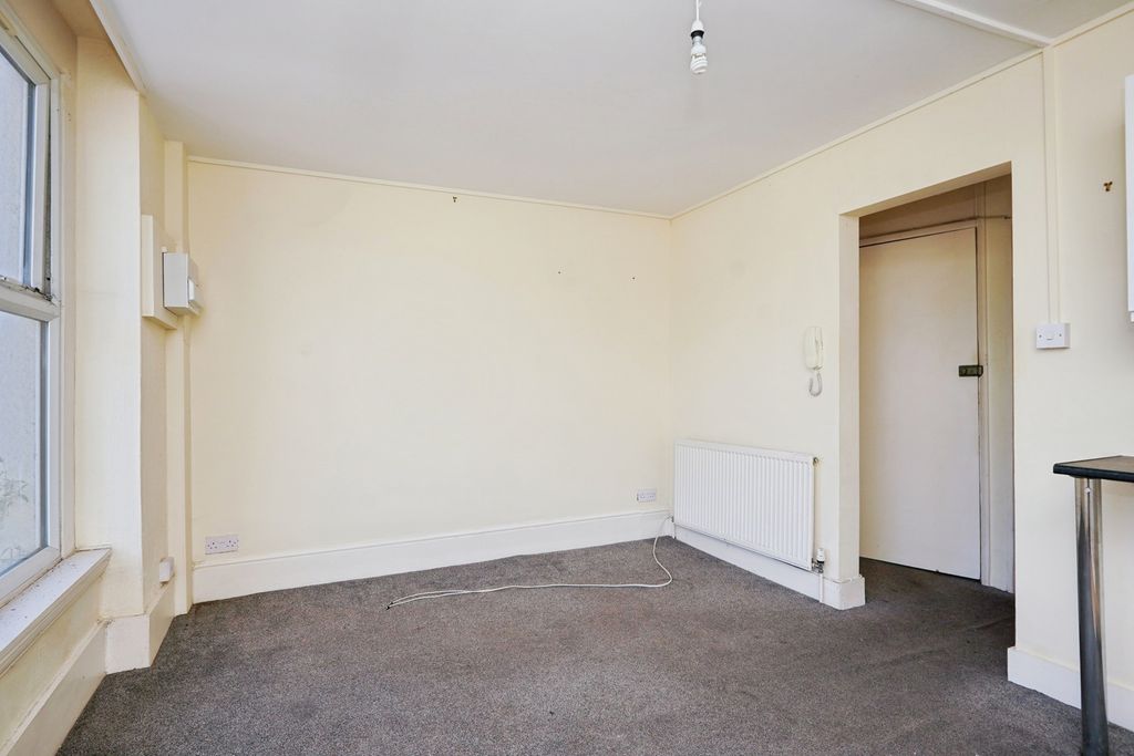 Property photo 3 of 8 Pbox-Img.Jpg