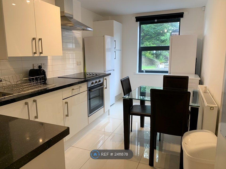 Property photo 1 of 10 Kitchen