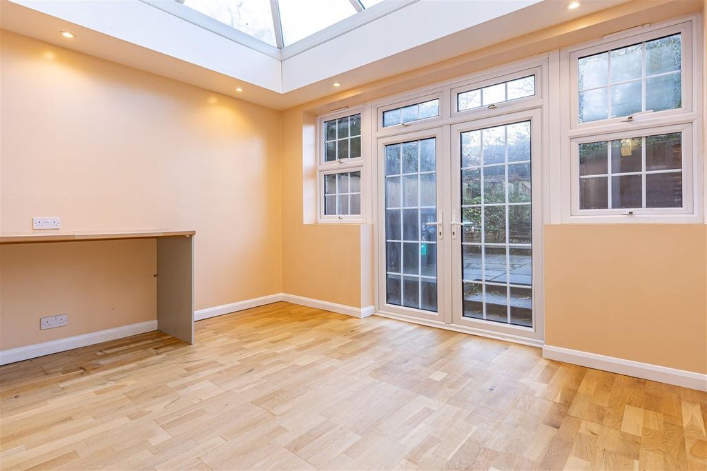 Property photo 2 of 24 16 Albany Ct (6).Jpg