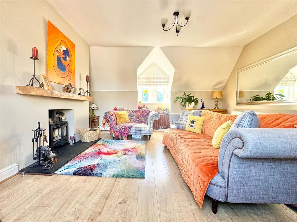 Property photo 3 of 21 Lounge 2.Jpg