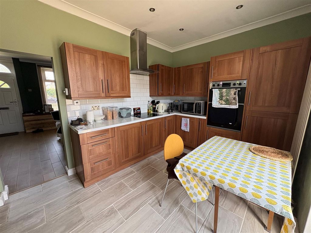 Property photo 3 of 7 Kitchen.Jpg