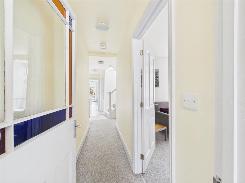 Property photo 3 of 22 Entrance Hall