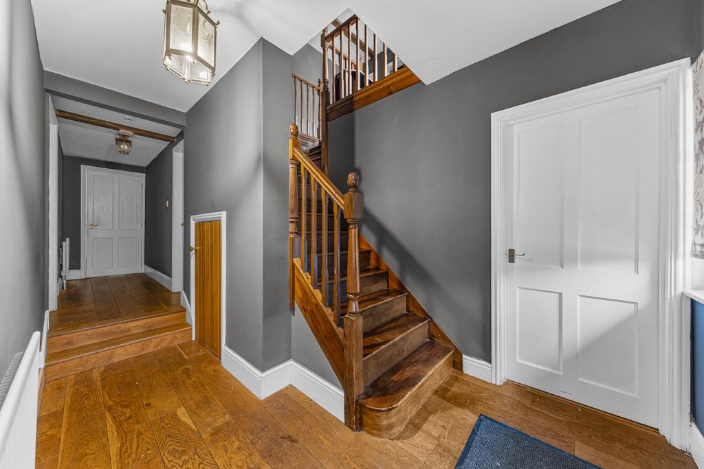 Property photo 3 of 21 Hallway