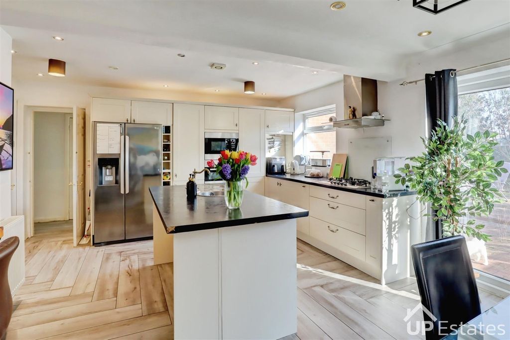 Property photo 3 of 17 Kitchen