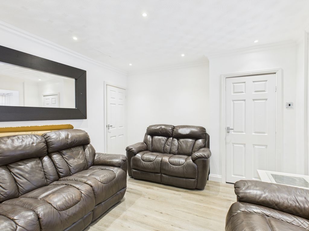 Property photo 3 of 16 Cam03729G0-Pr0192-Still008