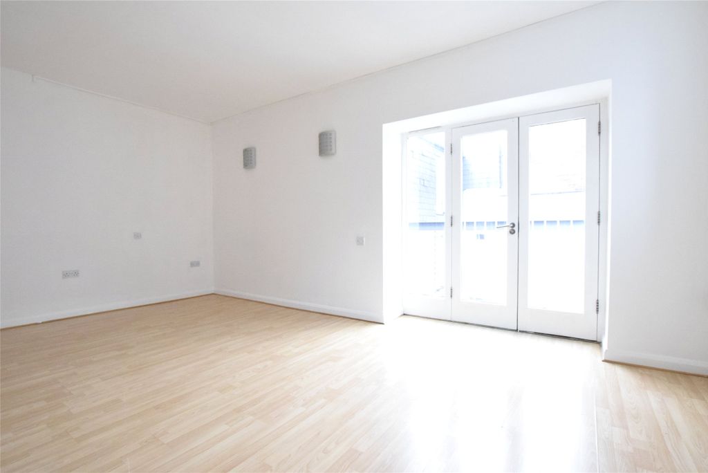 Property photo 3 of 10 Living/Bedroom Area