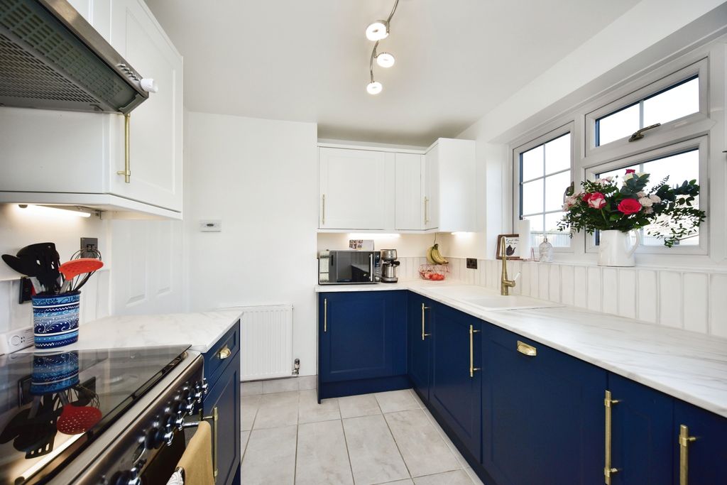 Property photo 2 of 21 Modern Kitchen