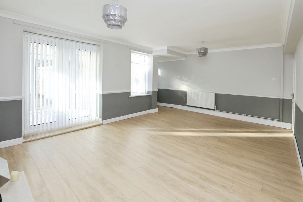 Property photo 3 of 15 Lounge