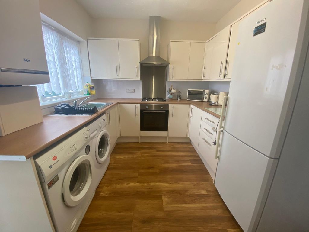 Property photo 3 of 9 Kitchen