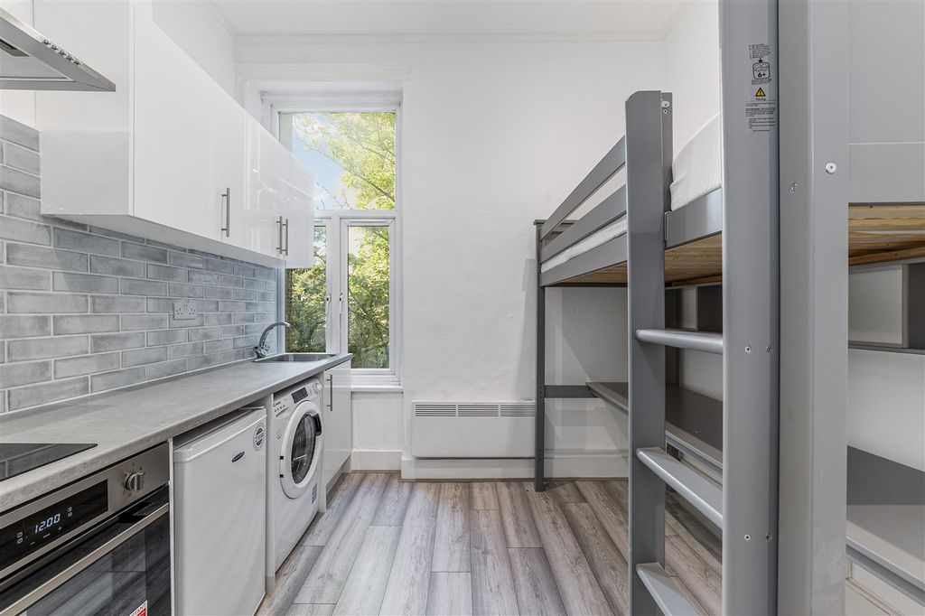 Property photo 3 of 9 Flat 2, 24 Warwick Road-4.Jpg