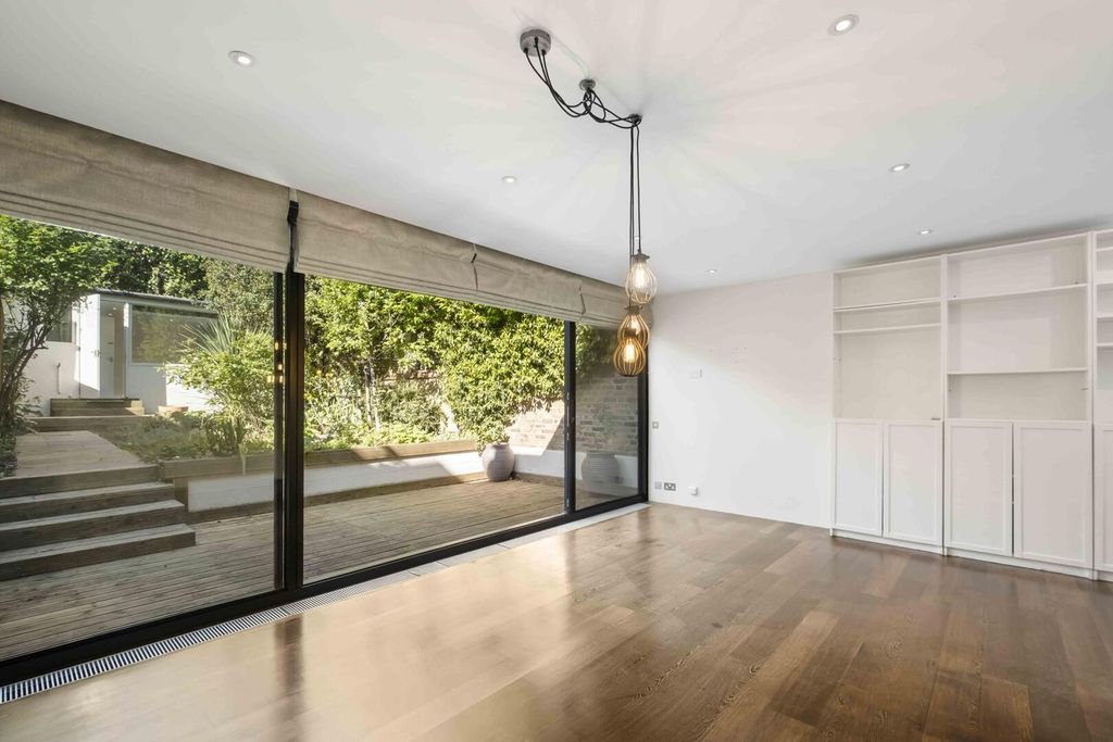 Property photo 1 of 16 Living Room