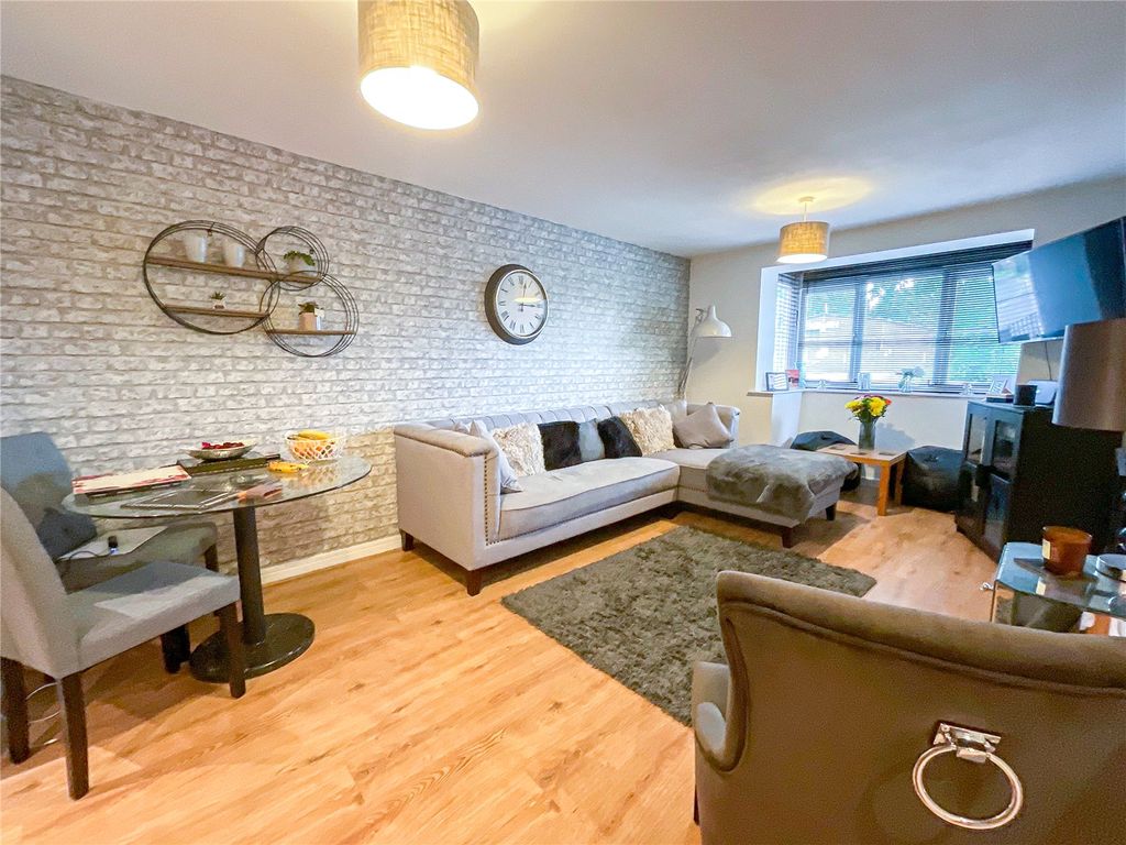 Property photo 2 of 8 Picture No. 12