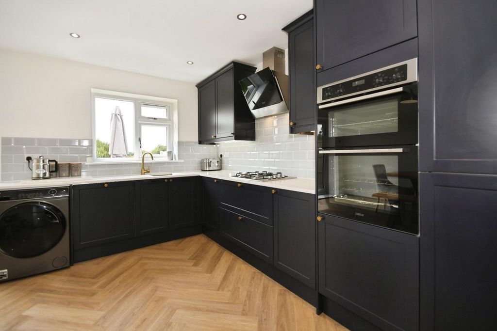 Property photo 3 of 18 Kitchen 02.Jpg