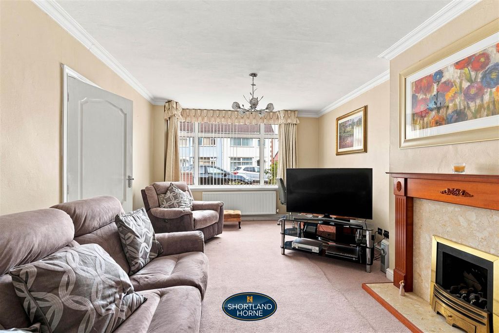 Property photo 3 of 32 14 Gleneagles Road (16 Of 31).Jpg