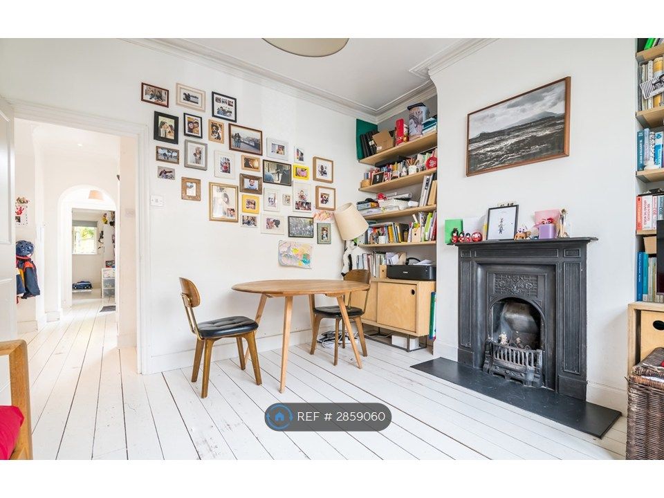 Property photo 3 of 11 Living 02