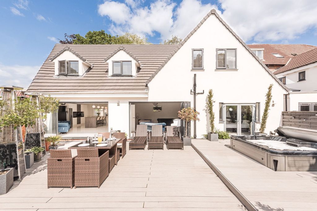 Property photo 2 of 52